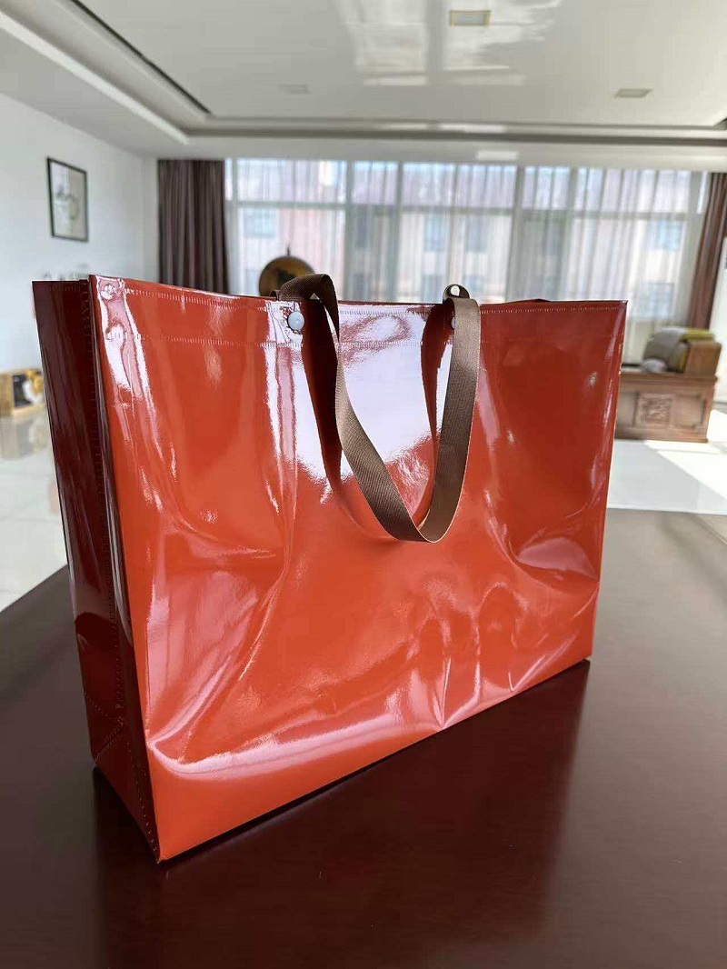 De nieuwe glanzende PP- en PP-gelamineerde geschenkdraagtassen van RGS PACKAGING zijn nu verkrijgbaar